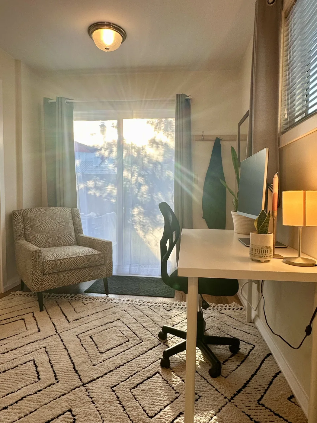 Furnished Private Bachelor Suite – Saanich – Utilities & Wi-Fi Included — photo 4