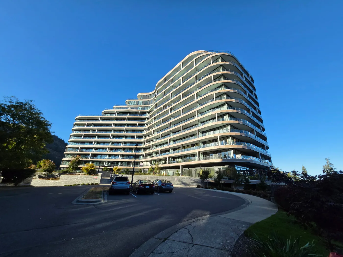 Fully Furnished 2 Bedroom + Den | Large Private Balcony — photo 3